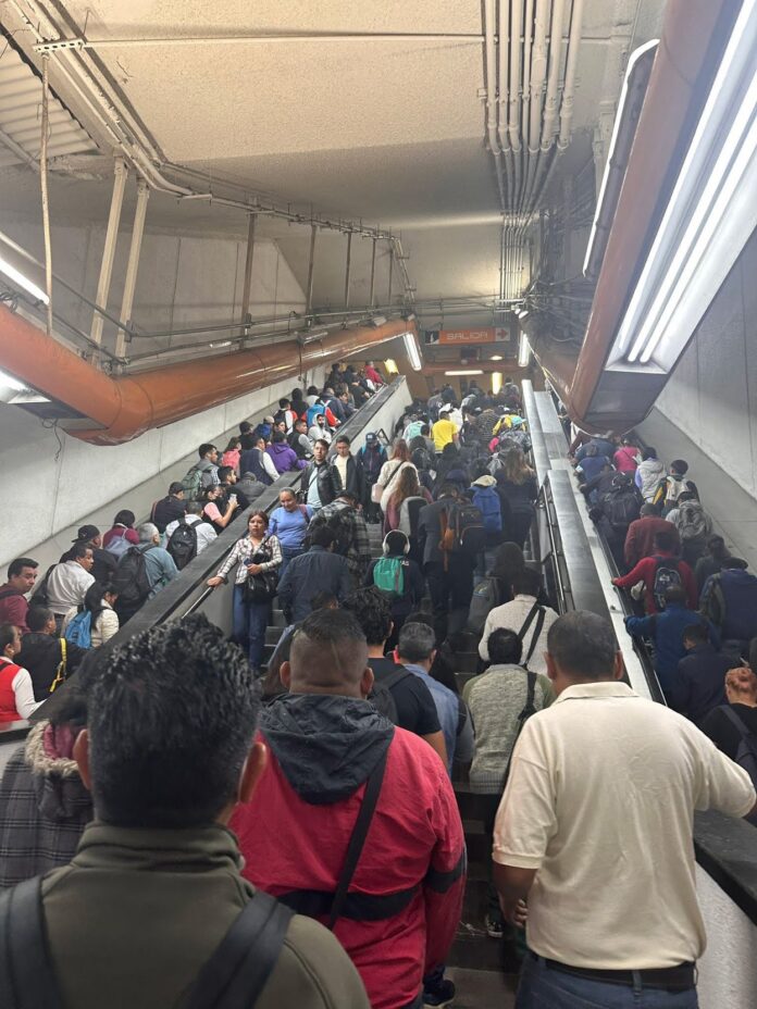 Capitalinos caminan ante fallas en L7 del Metro y servicio de apoyo es insuficiente