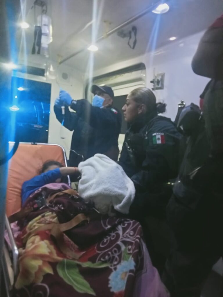 Policías municipales de Nezahualcóyotl ayudan a mujer en labor de parto fortuito