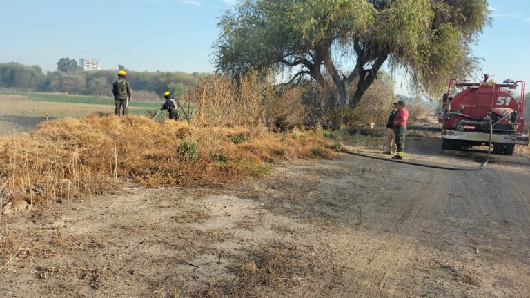 Continúan bomberos combatiendo fumarolas en Vaso Regulador El Cristo