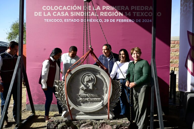 Gobernadora Delfina Gómez coloca la primera piedra de la Casa Magisterial en Texcoco