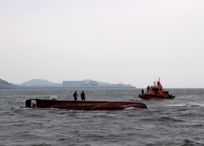 Corea.- Un buque cisterna surcoreano naufraga y deja cinco desaparecidos frente a las costas de Japón