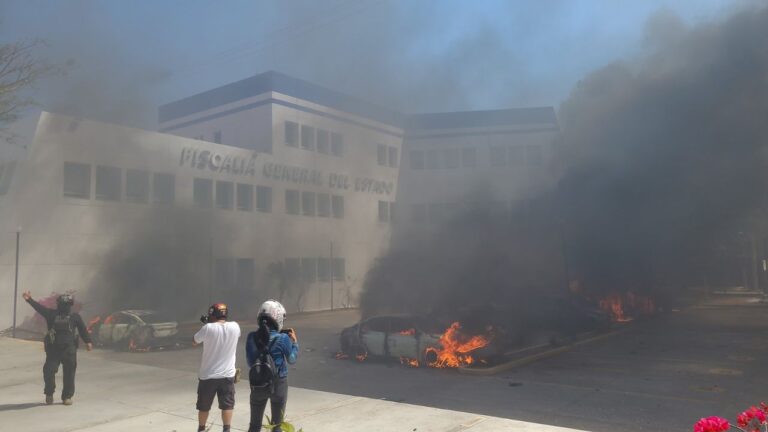 Normalistas lanzan petardos a Fiscalía de Guerrero e incendian vehículos