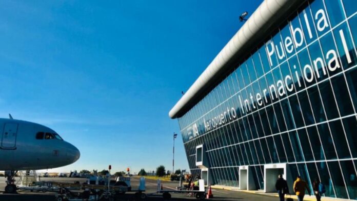 Suspenden operaciones en el Aeropuerto de Puebla por ceniza del Popocatépetl