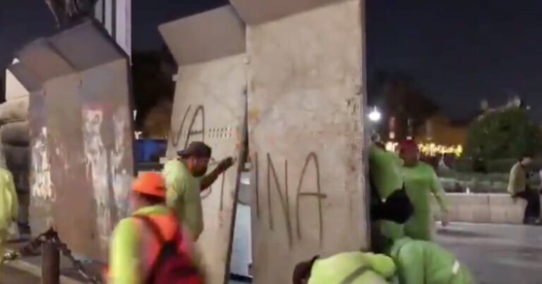 Colocan vallas a monumentos de CDMX previo a Marcha del 8M