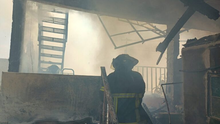 Policías de Naucalpan rescatan a seis personas durante incendio de vivienda