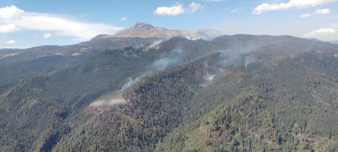 Inicia descargas helicóptero de Sedena y Guardia Nacional para liquidar el incendio forestal en Villa Guerrero, Estado de México