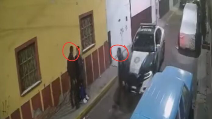 Captan en video a dos policías mientras golpean a una pareja en Iztacalco