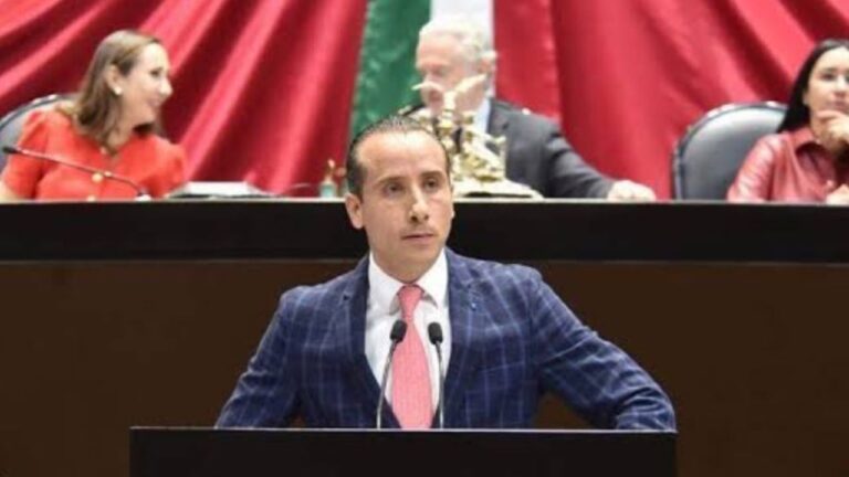 Candidato a alcaldía de Puebla es amenazado durante mitin en Totimehuacan