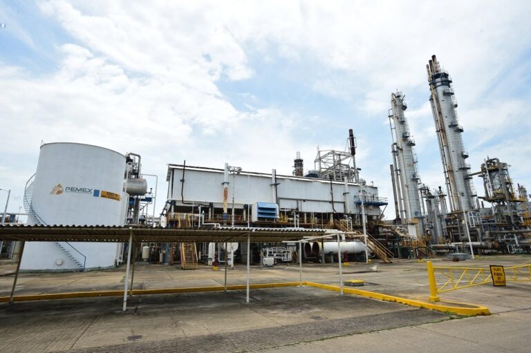Proyecta PEMEX cerrar el año con alza de 145% en producción de fertilizantes
