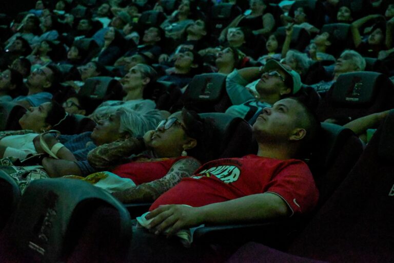 Cientos de visitantes acuden a presenciar el eclipse en el planetario de Ecatepec