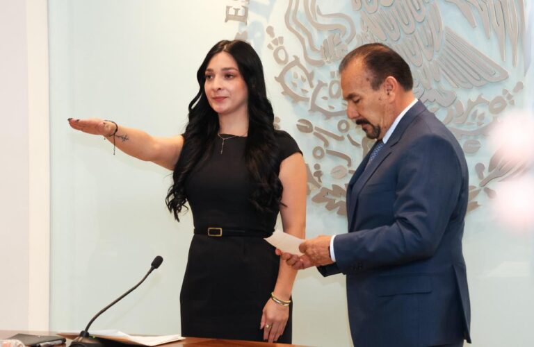 PIDE LICENCIA EL ALCALDE PEDRO RODRÍGUEZ VILLEGAS PARA EJERCER SUS DERECHOS POLÍTICO-ELECTORALES; TOMA PROTESTA MARY CARMEN REYES OROZCO COMO PRESIDENTA MUNICIPAL POR MINISTERIO DE LEY