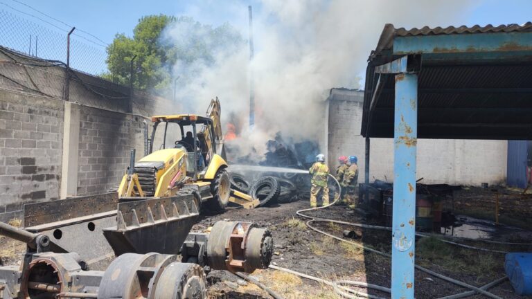 BOMBEROS SOFOCARON INCENDIO DE LLANTAS EN LA ZONA DEL BATÁN