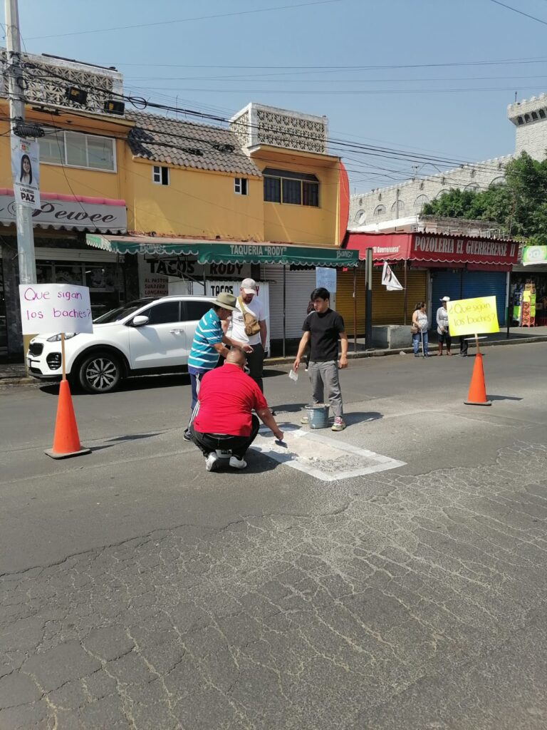 Ante la indiferencia de las autoridades de Iztacalco, vecinos realizan con recursos propios el Bachetón