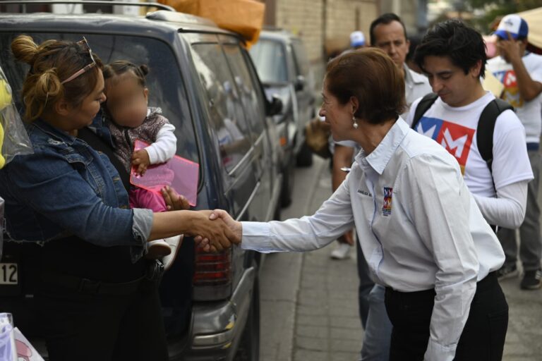 Naucalpenses muestran apoyo a Angélica Moya durante sus recorridos