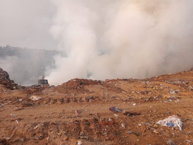 Bomberos de Naucalpan controlan incendio en relleno sanitario