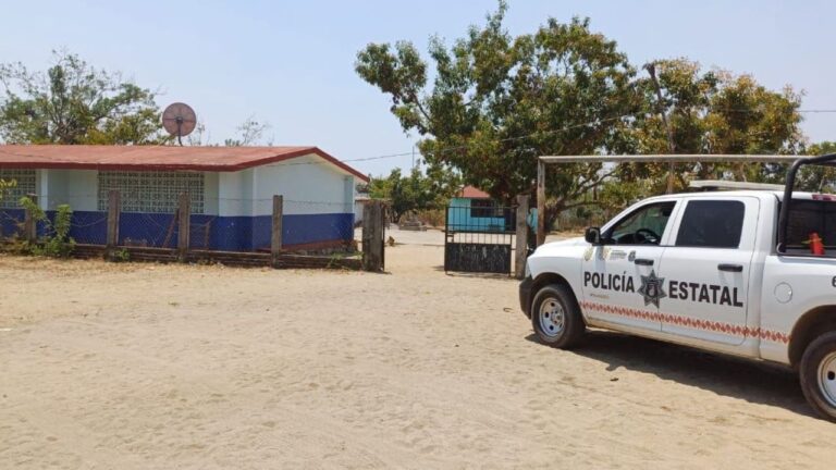 Hombres armados asaltan varias escuelas en Coyuca, Guerrero