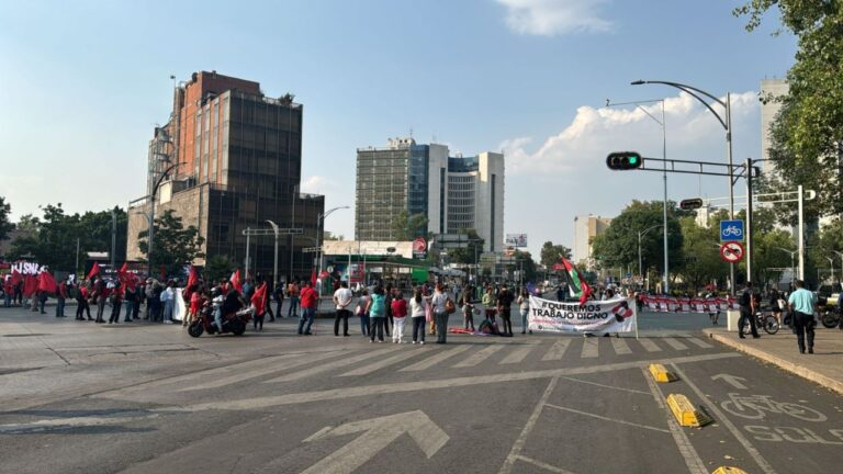 Trabajadores de la CDMX bloquean Paseo de la Reforma y Av. Insurgentes