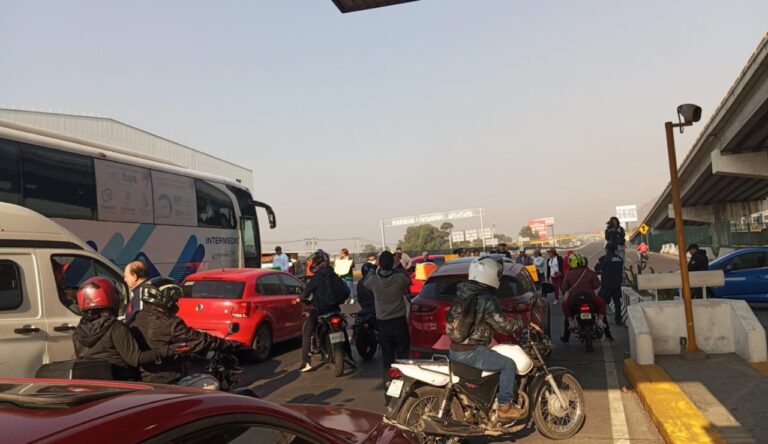 Cierran caseta México-Chalco y provoca caos