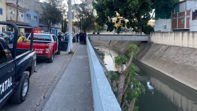 Encuentran cuerpo flotando en canal de aguas negras en Naucalpan