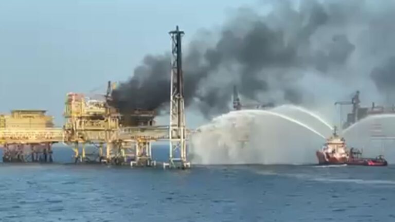 Incendio en plataforma de Pemex deja un muerto y 9 heridos