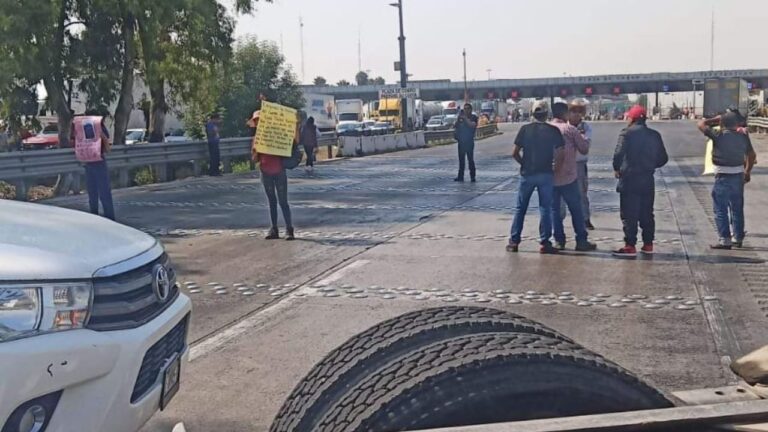 Manifestantes bloquean caseta de Tepotzotlán