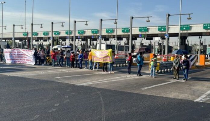 Vecinos de Ecatepec bloquean la caseta de Ojo de Agua por falta de agua potable