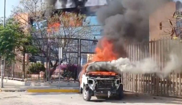 Con petardos y piedras normalistas de Ayotzinapa atacan Palacio de Gobierno de Guerrero