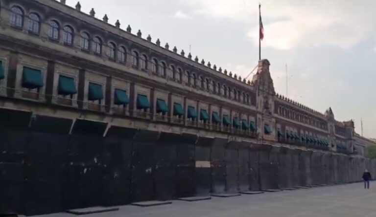 Por posibles provocadores en protestas de Ayotzinapa, AMLO justifica blindaje a Palacio Nacional