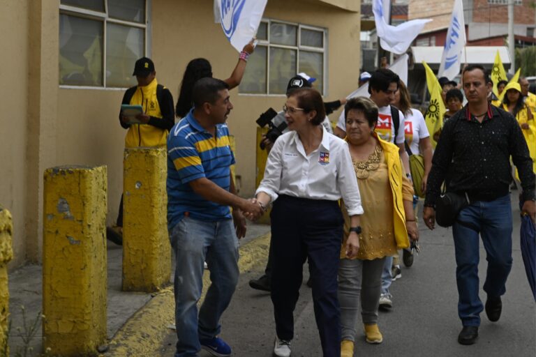 Reciben a Angélica Moya en la colonia México 68