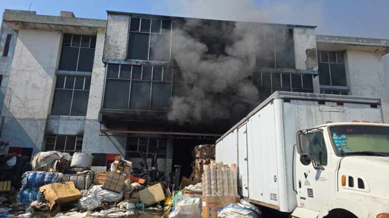 Cuerpos de emergencia de Tlalnepantla controlan un incendio al interior de una cartonera