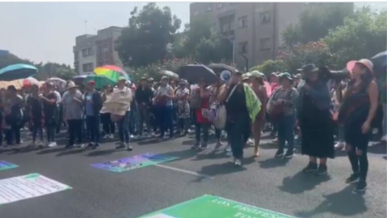 Maestros de la CNTE bloquean Tlalpan frente a instalaciones del SNTE