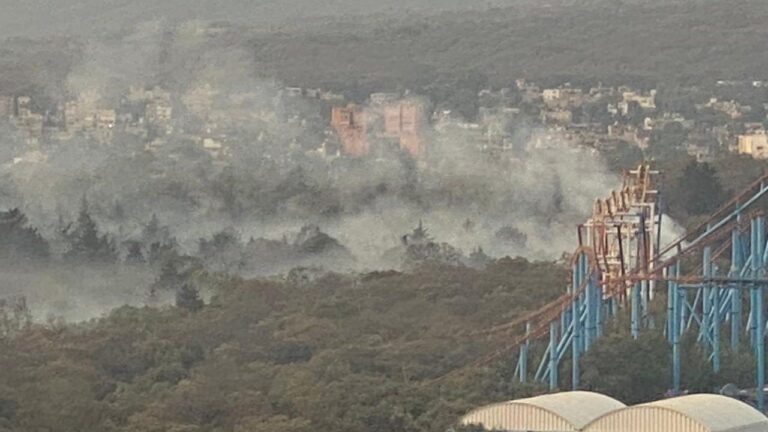 Combaten incendio en el Bosque de Tlalpan, cerca de Six Flags