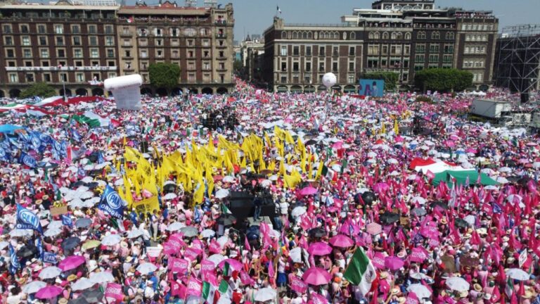 Marea Rosa concentra a 95 mil personas en el Zócalo