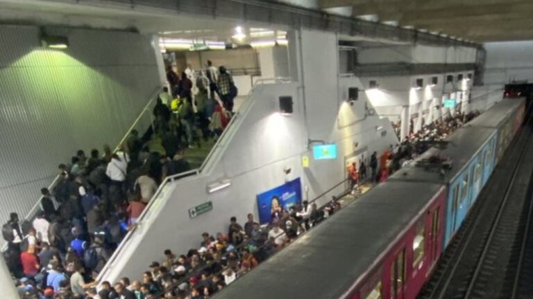 Caos en el Metro: alta afluencia y retrasos en líneas A y 8