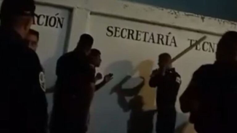 Captan a policías municipales de Cuautitlán golpeando a detenido