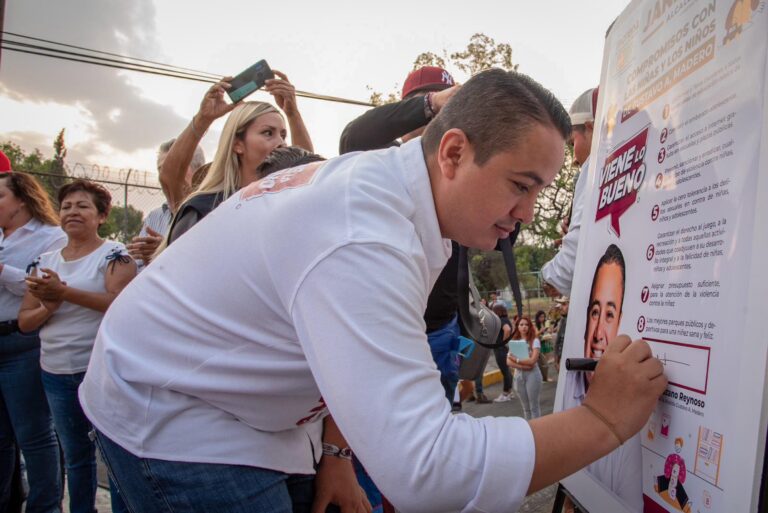 Janecarlo Lozano firma compromiso por la niñez; dará uniformes gratuitos en GAM
