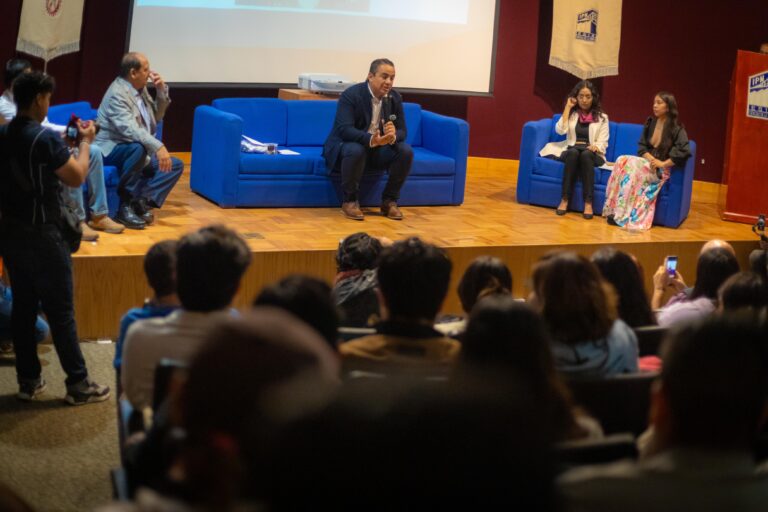 Estudiantes del IPN arropan a Janecarlo Lozano