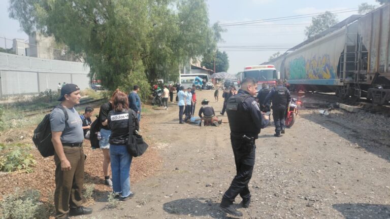 Cuerpos de emergencia y de seguridad de Tlalnepantla atienden accidente entre un tren y un camión de pasajeros
