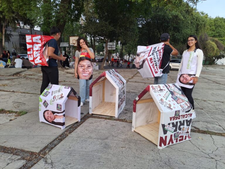 Evelyn Parra recicla su propaganda, la convierte en casas para mascotas, bolsas, macetas y mandiles