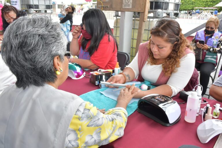 Jornada de servicios médicos y de belleza para celebrar el Día de las Madres