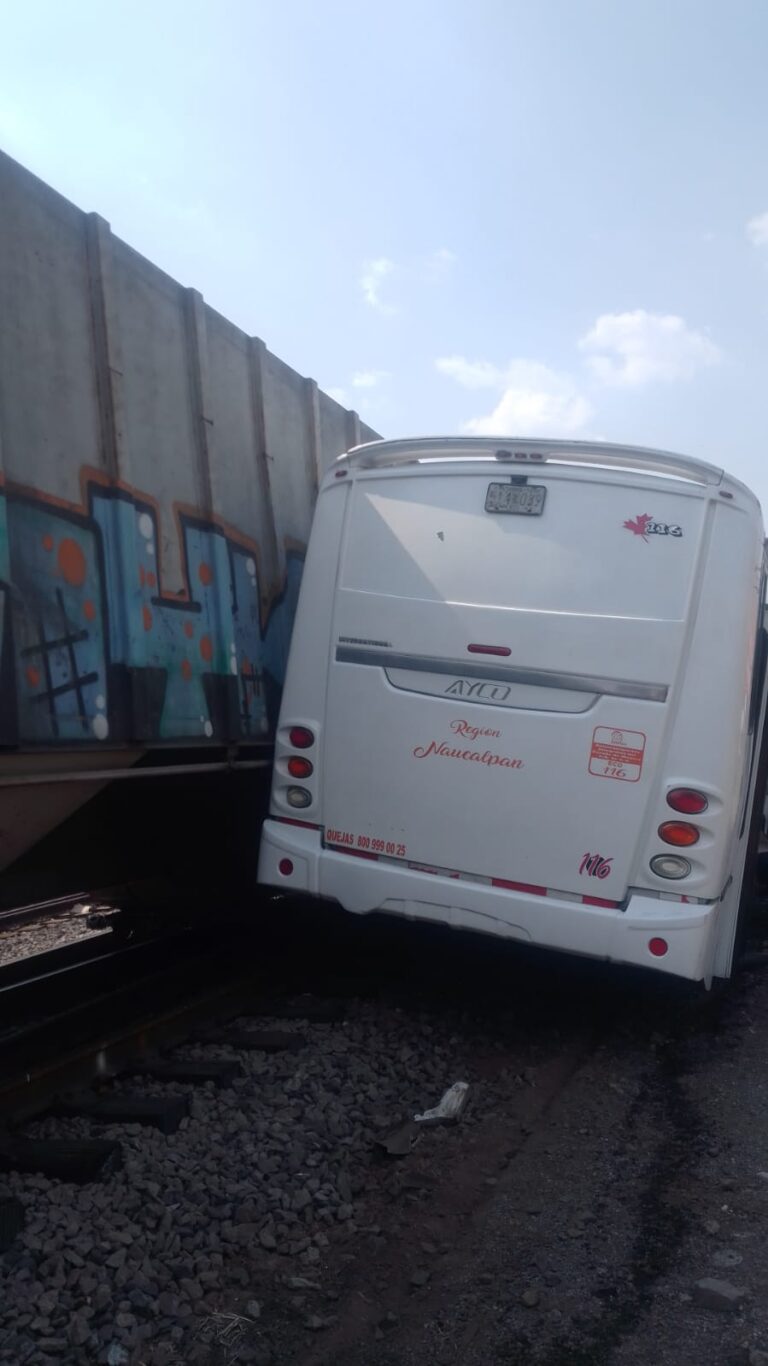 Cuerpos de emergencia y de seguridad de Tlalnepantla atienden accidente entre un tren y un camión de pasajeros