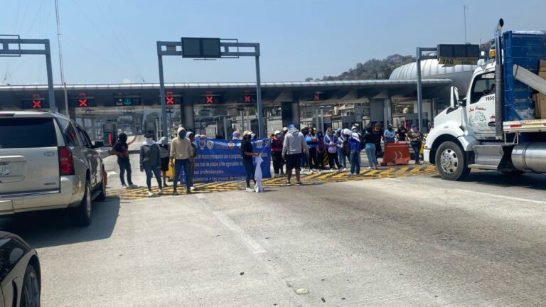 Normalistas toman la caseta de Tlalpan en la México-Cuernavaca