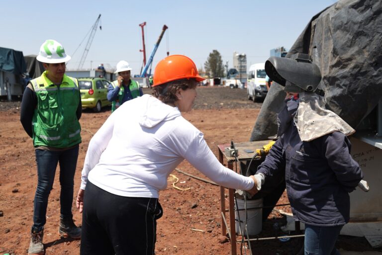 Mujeres mexiquenses participan con su trabajo y esfuerzo en la construcción del Trolebús Chalco-Santa Martha