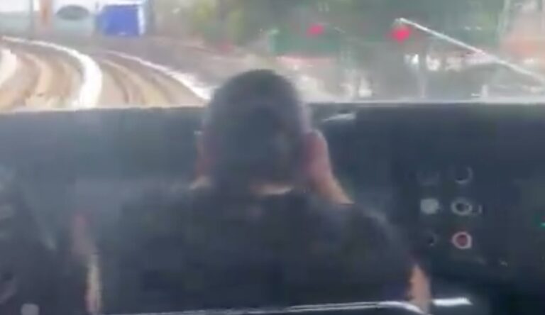 Captan a operadora del Metro maquillándose mientras conduce