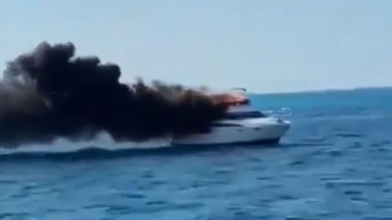 Se incendia yate en Isla Mujeres en mar Caribe; rescatan a 10 personas