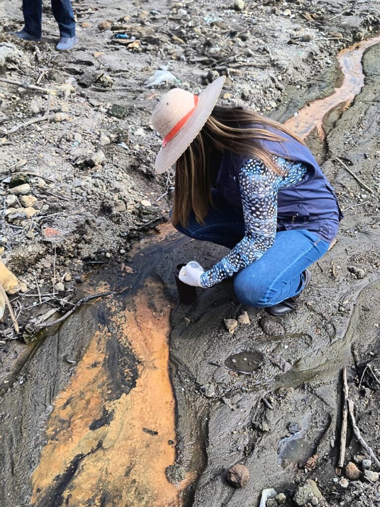 SAPASA analiza agua de Presa Madín tras reportes de alga azulverde y olores desagradables