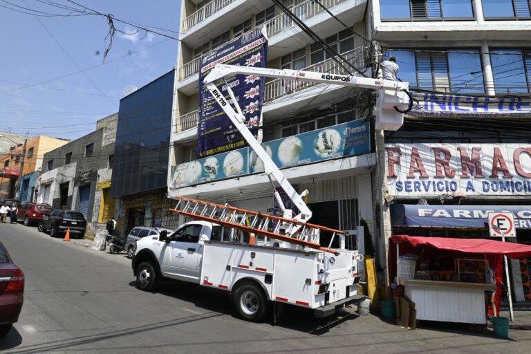 Adquiere Naucalpan grúas para dar mantenimiento al alumbrado público