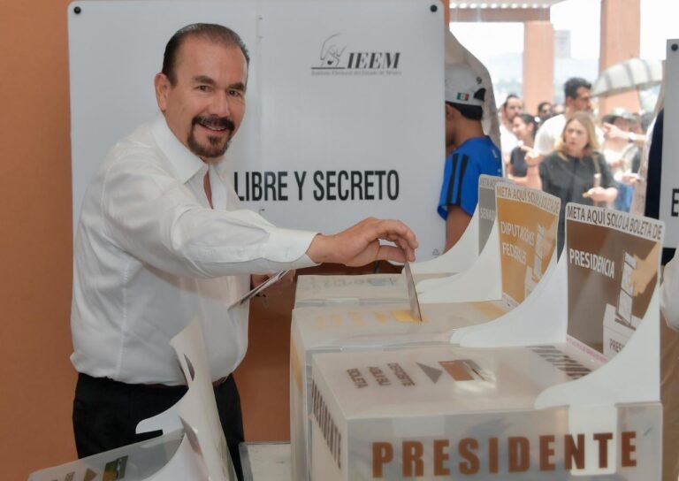 Emite su voto Pedro Rodríguez acompañado de su familia