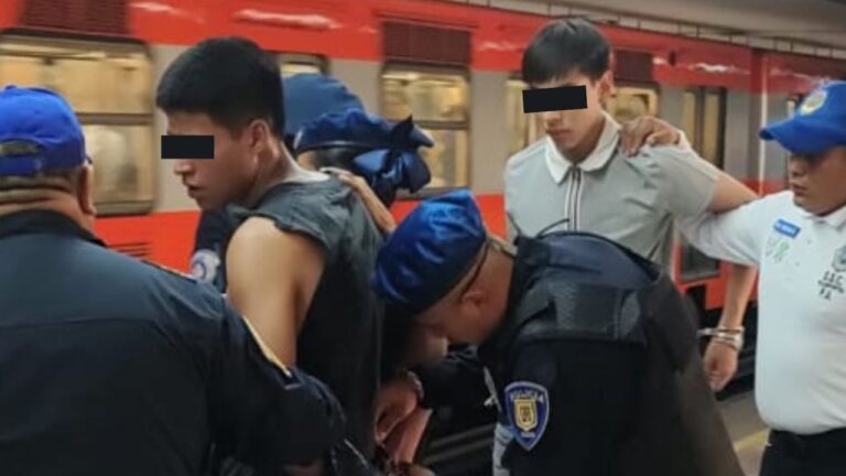 Policías auxiliares detienen a dos por robo de cartera con 3 mil pesos en el Metro