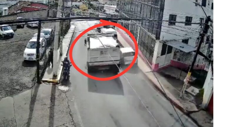 Camión de carga sin frenos embiste varios vehículos en Huixquilucan